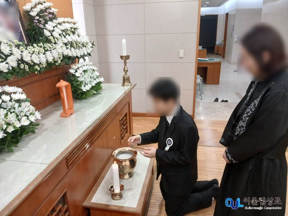 향을 올리는 모습