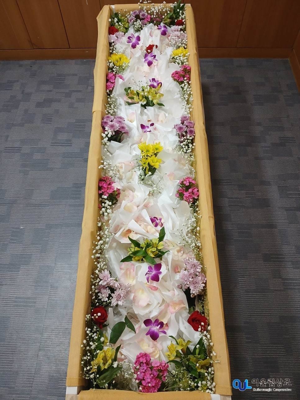 꽃으로 장식된 관